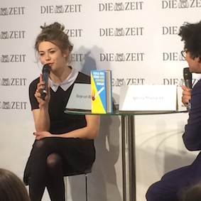 Ronja von Rönne wird auf der Leipziger Buchmesse 2016 interviewt von Ijoma Mangold. (Foto: mm)
